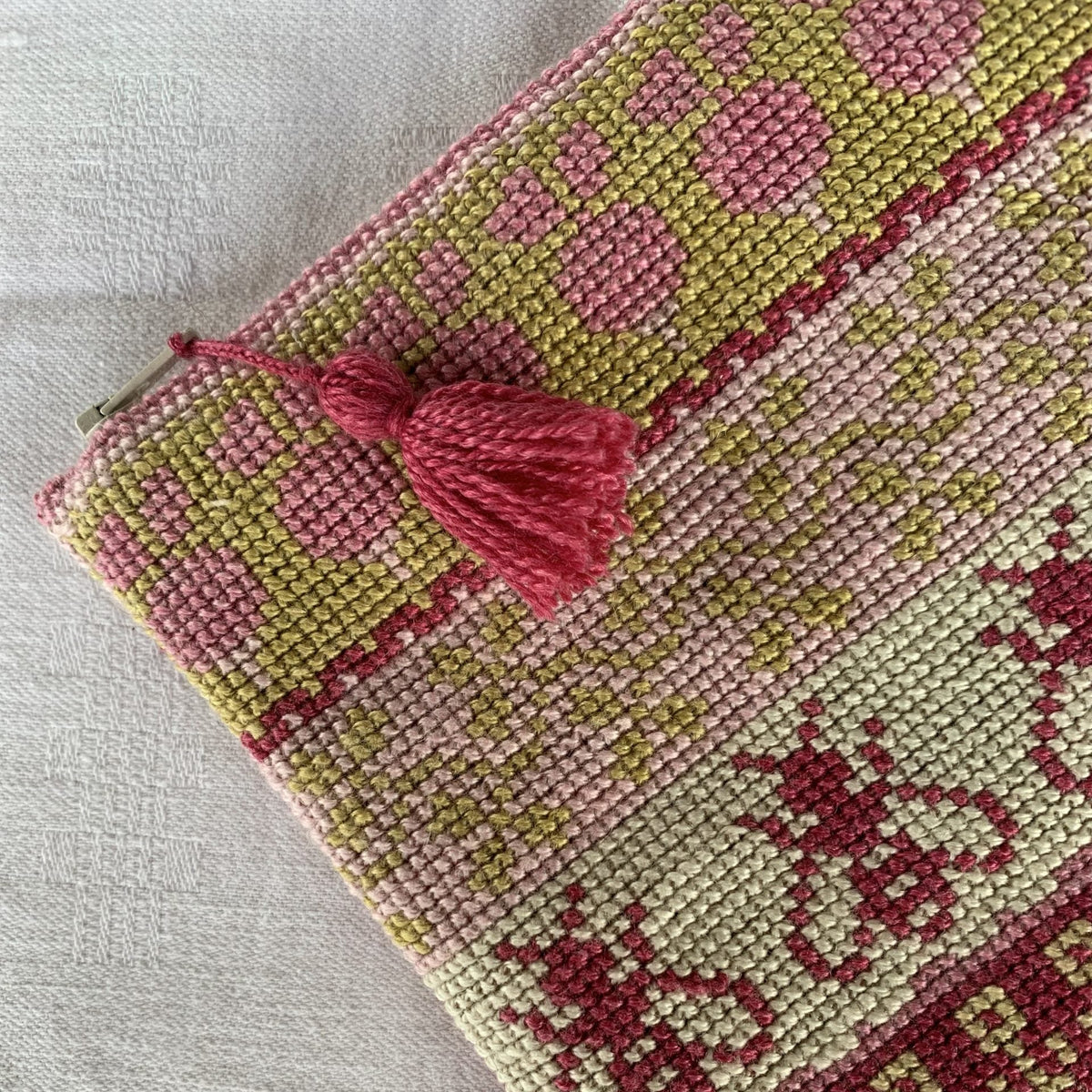 Hønsestik ferdig brodert med dusk