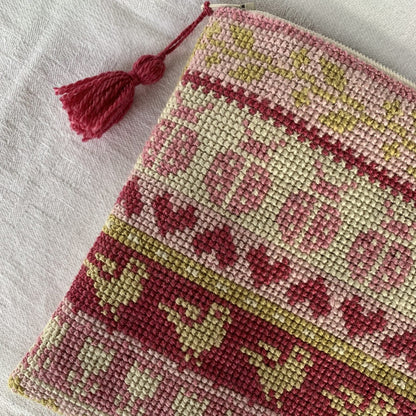 Hønsestik ferdig brodert med dusk