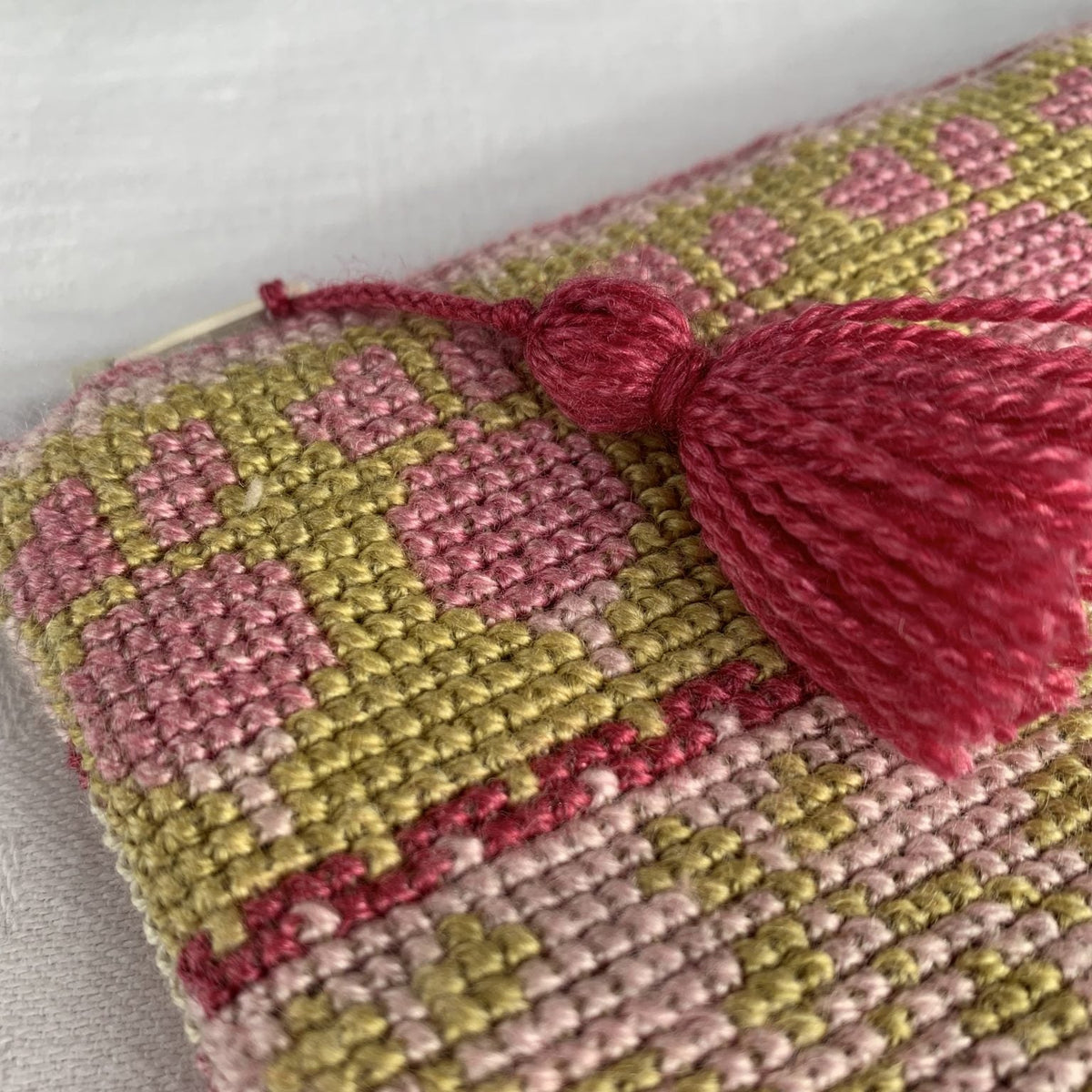 Hønsestik ferdig brodert med dusk close up