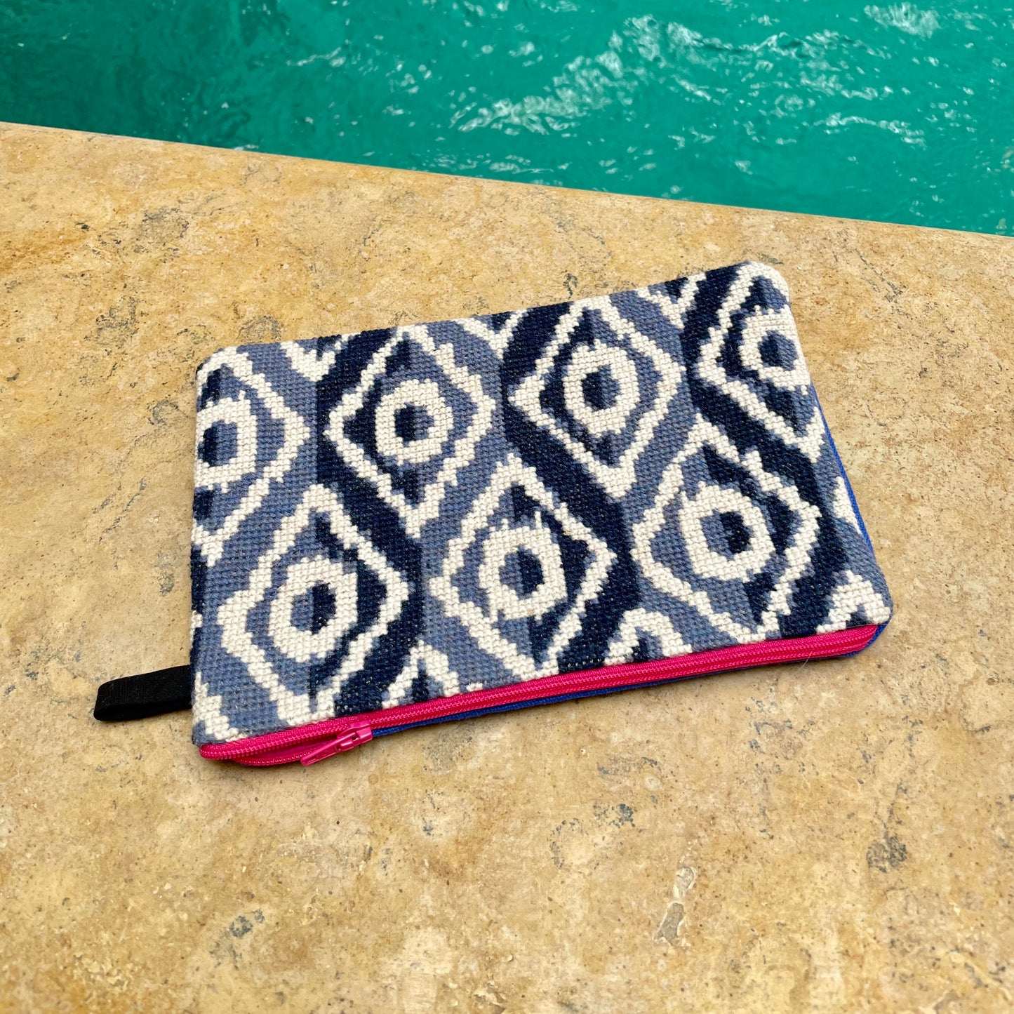 Izmir clutch på bassenkant i Marokko