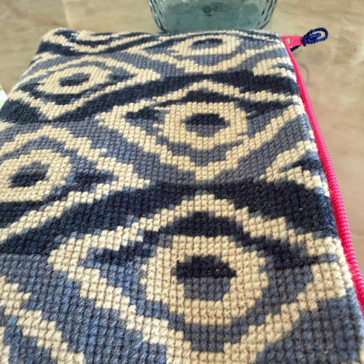 Izmir clutch nærbilde av sting