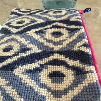 Izmir clutch nærbilde av sting