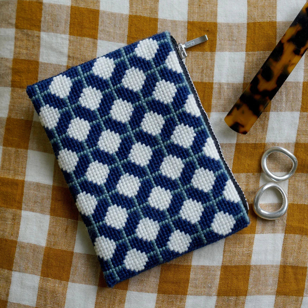 Hylleholm - Broderikit til pung i korssting