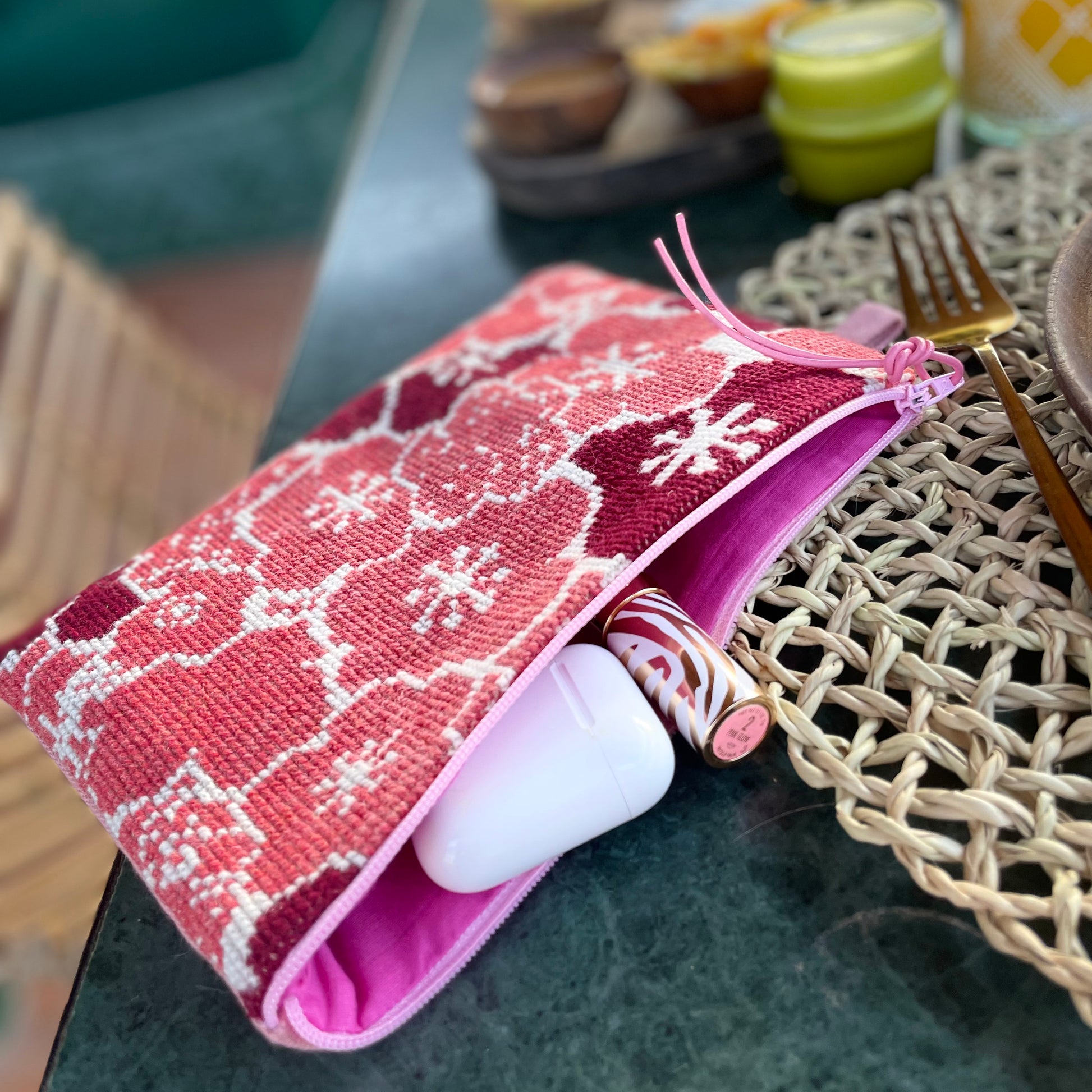 Kyoto i miljø med lebestift og airpods