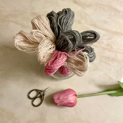 Garn bukett til Lucca clutch med saks og tulipan på beige bakgrunn