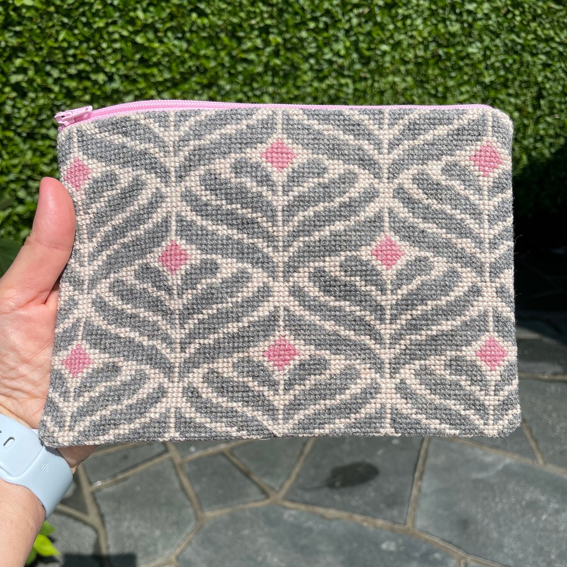 Ferdig brodert Lucca clutch