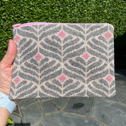 Ferdig brodert Lucca clutch