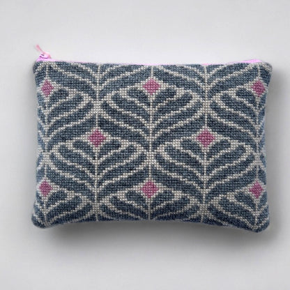 Lucca clutch ferdig brodert i fargene grå, rosa og hvit bakgrunn. Grafisk mønster