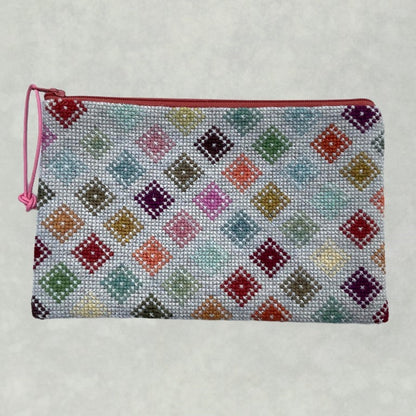 Ferdig brodert Lulu clutch mønster av små ruter i Pick 'n Mix farger