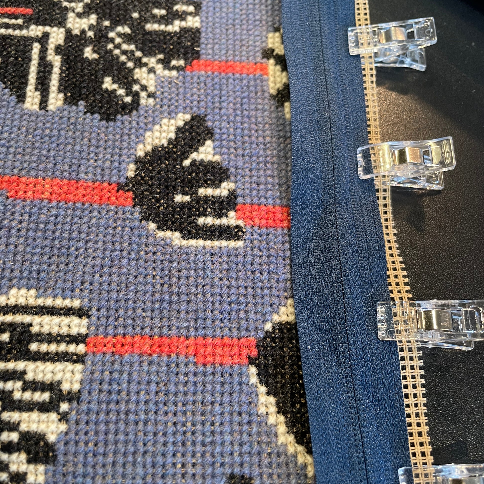 Mardin clutch under montering, her vises glidelås, broderi og klips