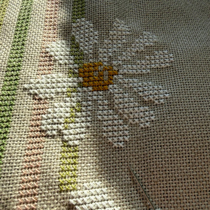Margueritter på rekke - Broderikit til pute i korssting