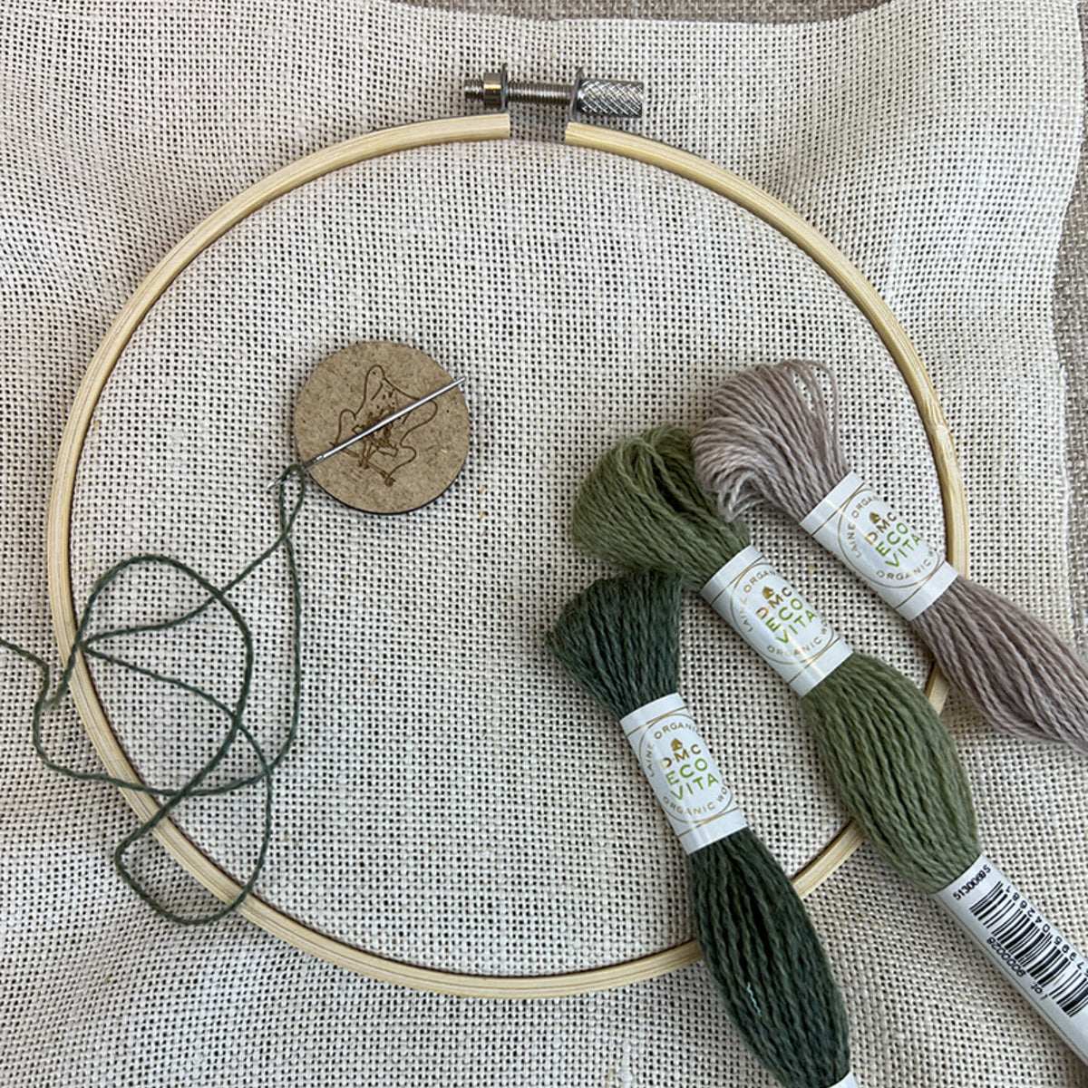 Permin nålemagnet med broderiring og DMC garn