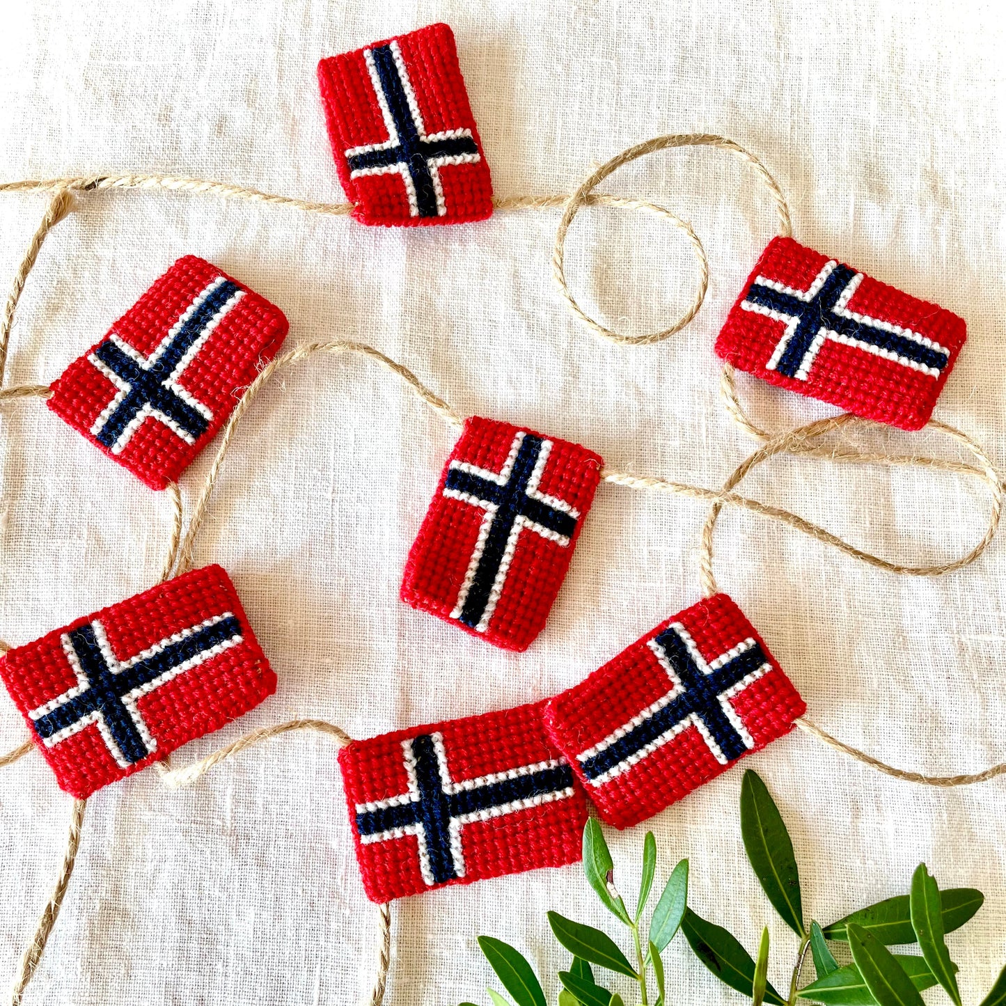 7 flagg i en norsk flaggremse på hvit bakgrunn