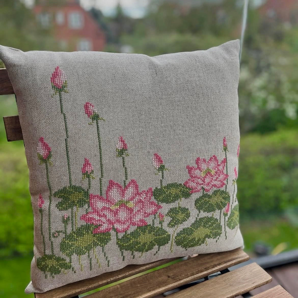 Pink lotus pute med nydelige rosa lotus blomster med grønne blader