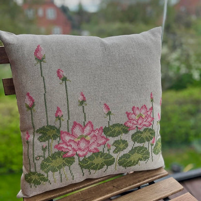 Pink lotus pute med nydelige rosa lotus blomster med grønne blader