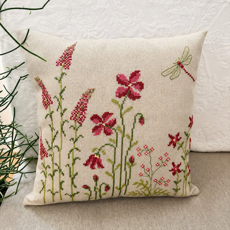 Red Flowers Square - Broderikit til pute i korssting