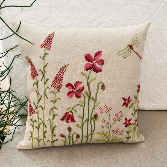 Red Flowers Square - Broderikit til pute i korssting