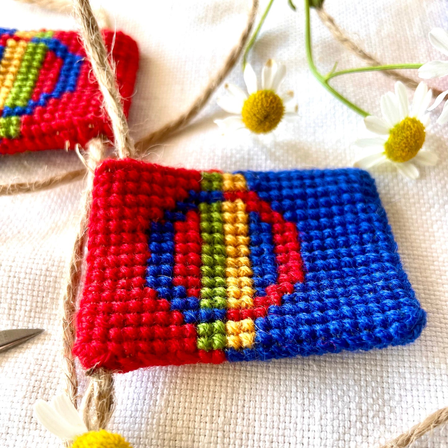 Nærbilde av brodert samisk flagg