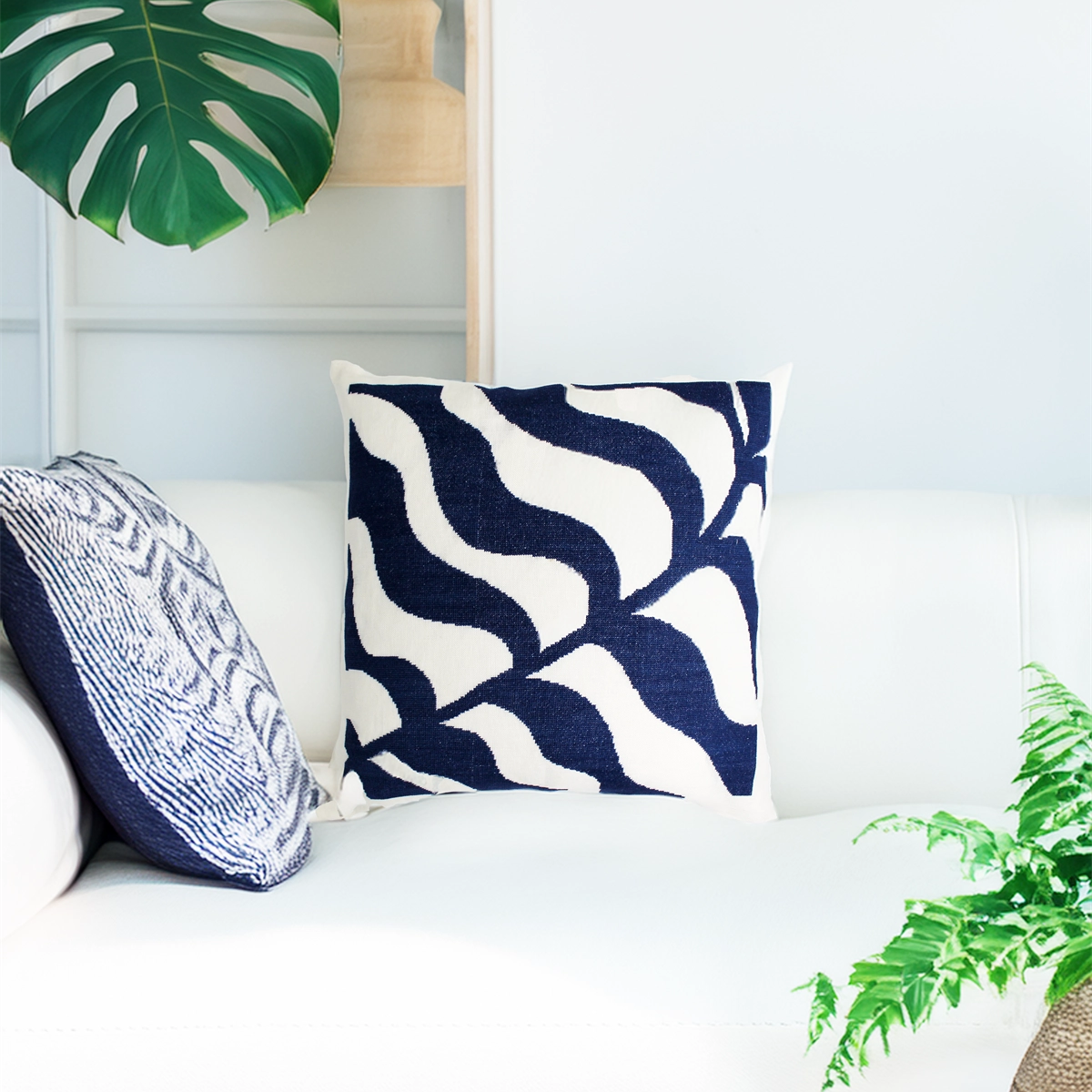 Brodert seeeed pute på hvit sofa