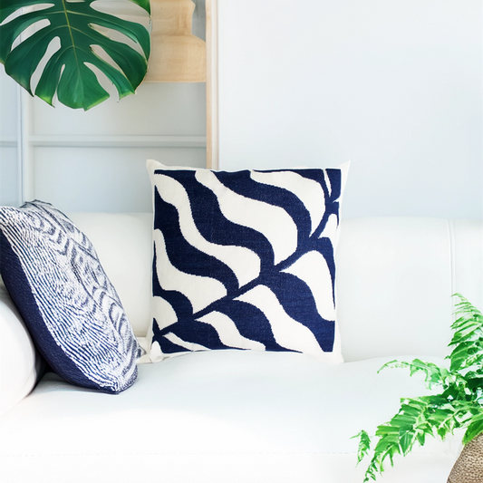 Brodert seeeed pute på hvit sofa