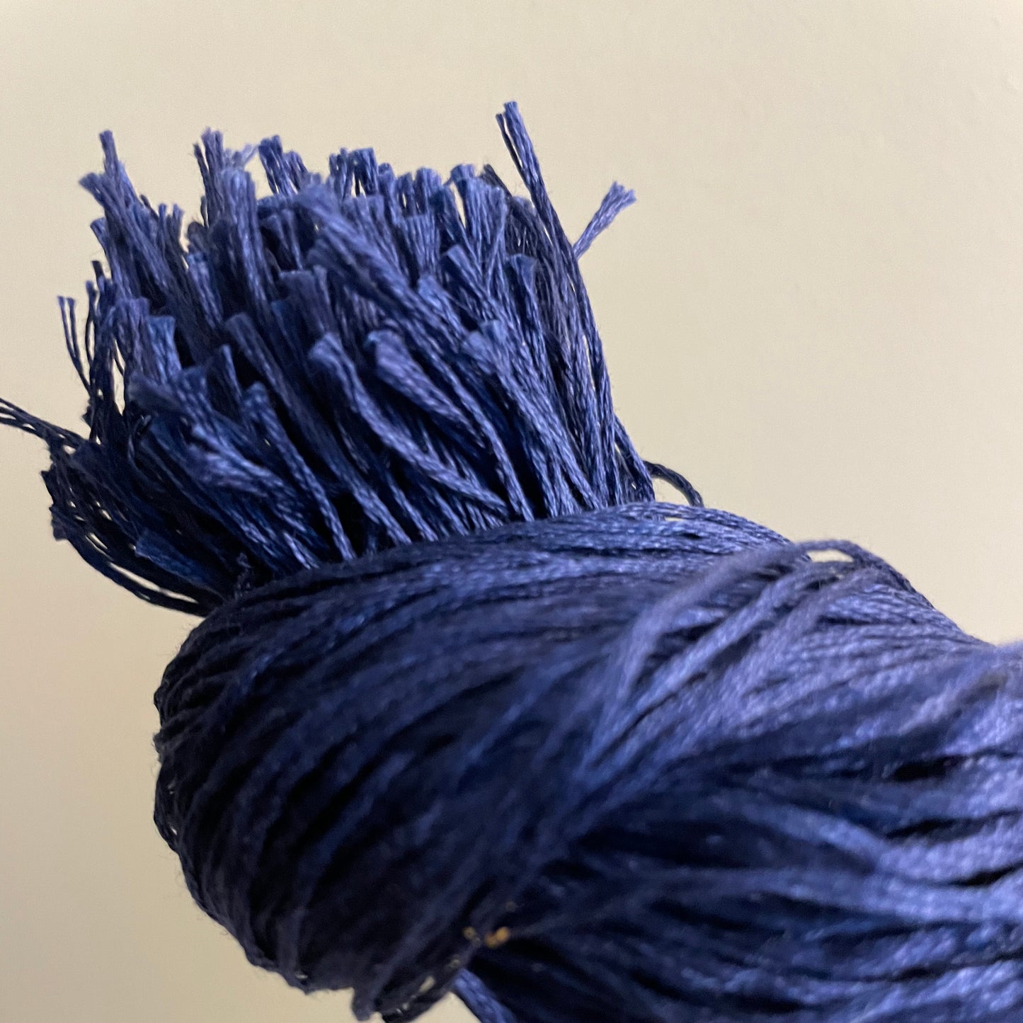 Nærbilde av blått seeweed garn