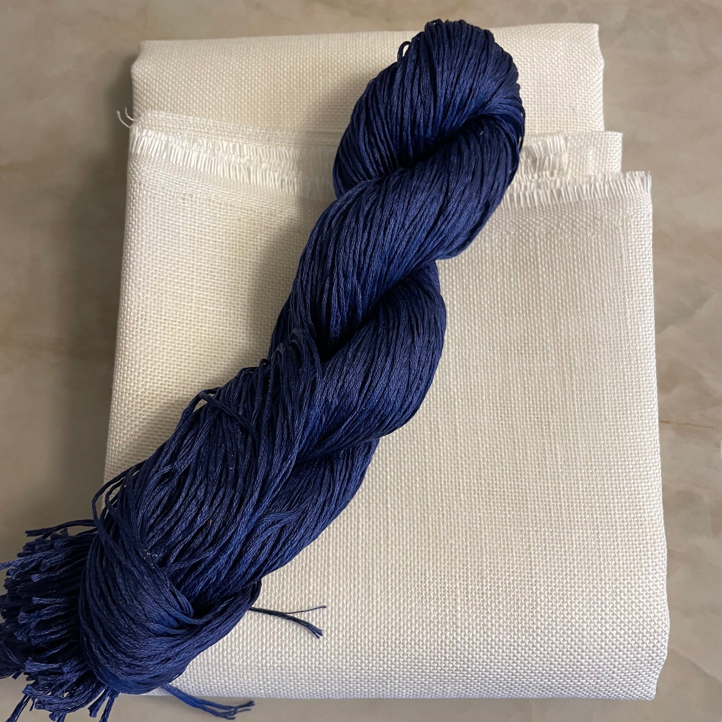 garn og stoff til seeweed på nøytrlt bakgrunnn