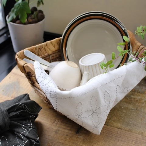 Shashiko-sett i lin i miljø med kopper og tallerken i kurv