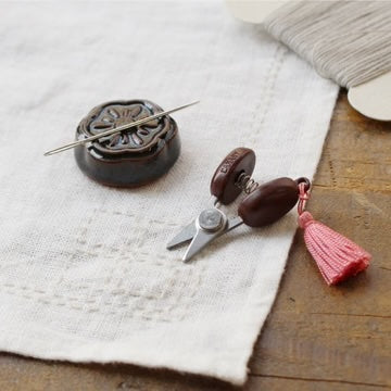 Nørbilde av broderi med mini saks