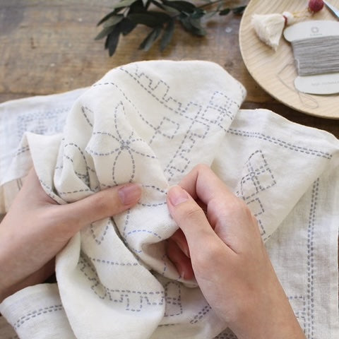 Nærbilde av linserviett med mønster med hender