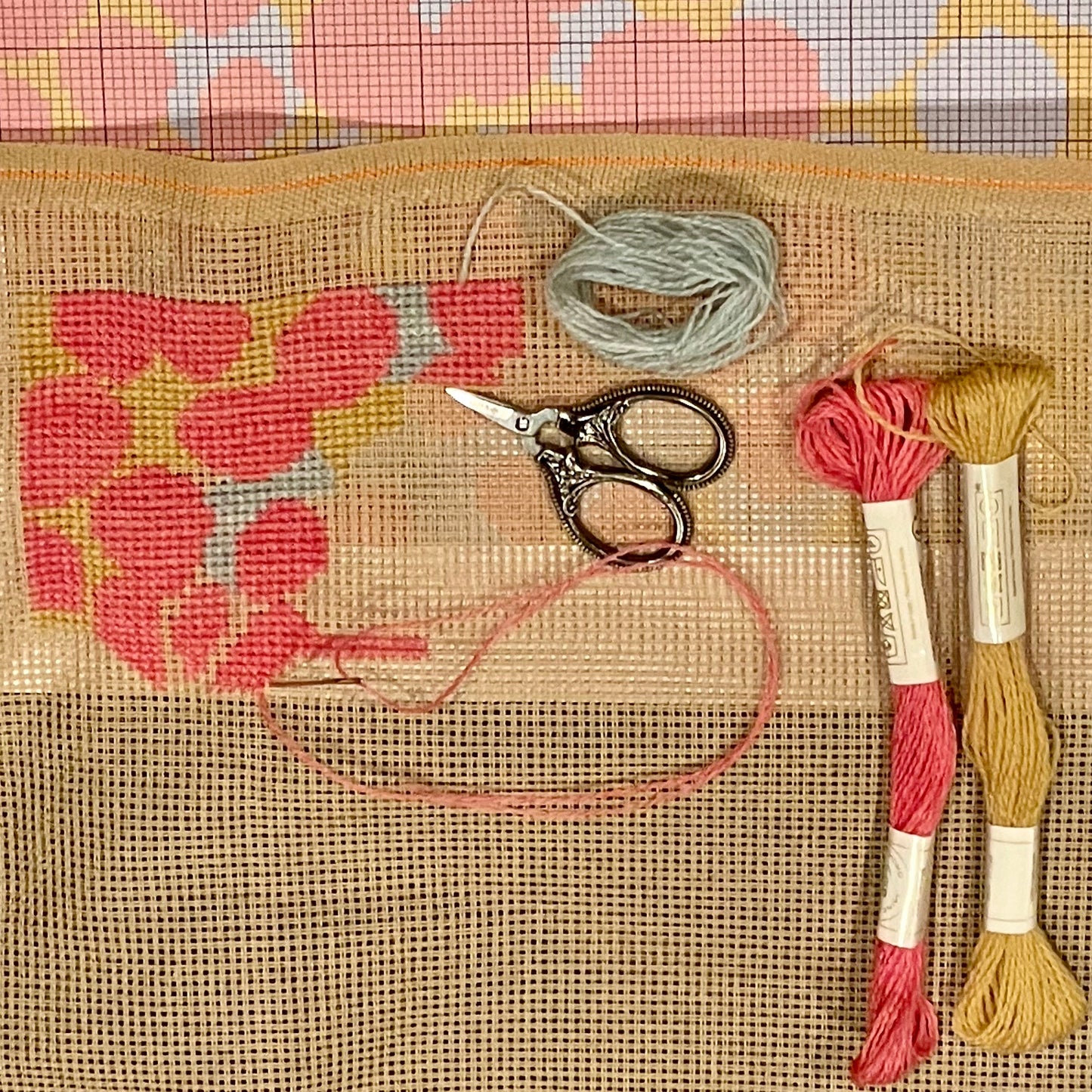 Nærbilde av småblomster broderi med vintage saks