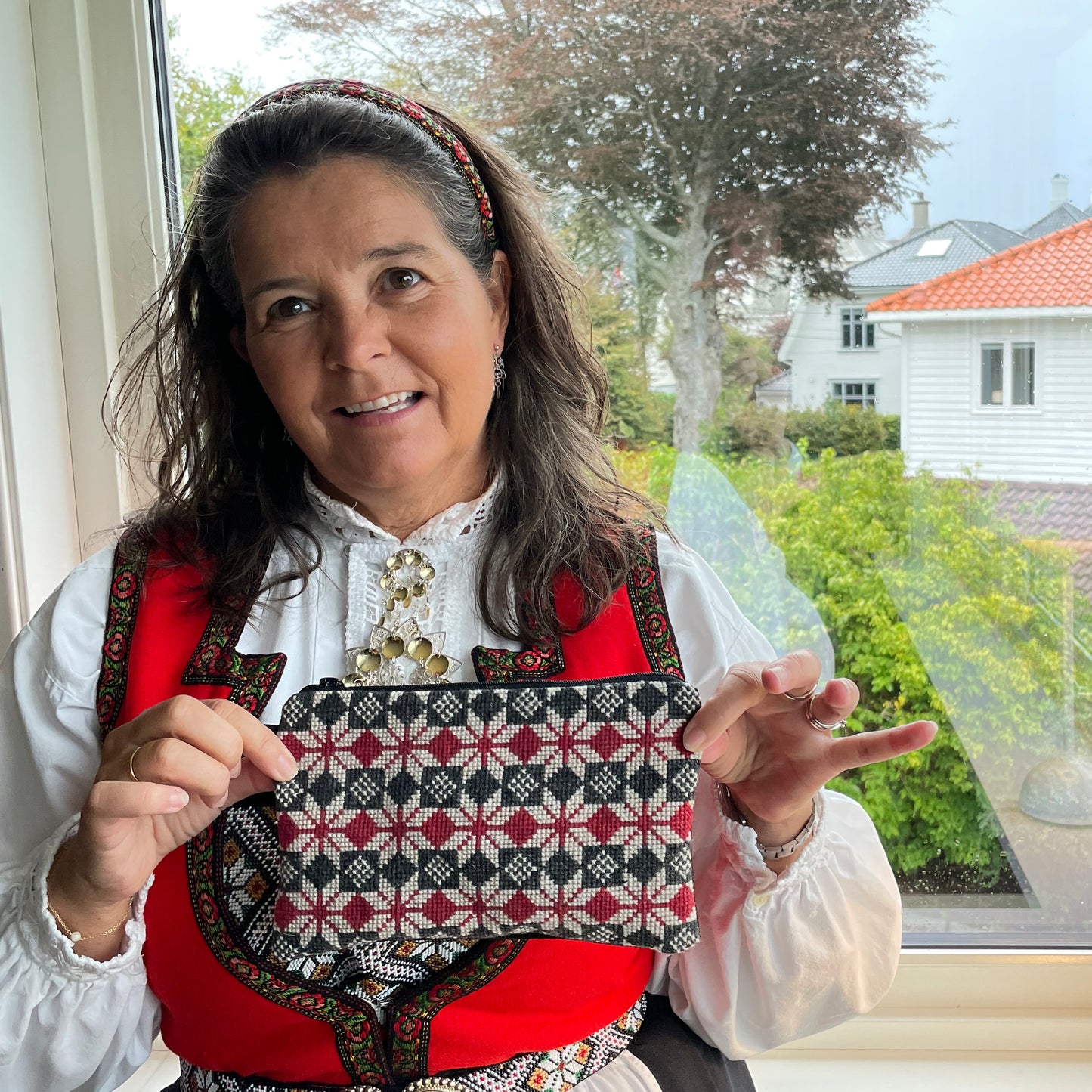 Ferdig Stella Rød clutch i som tilbehør til Hardanger drakt