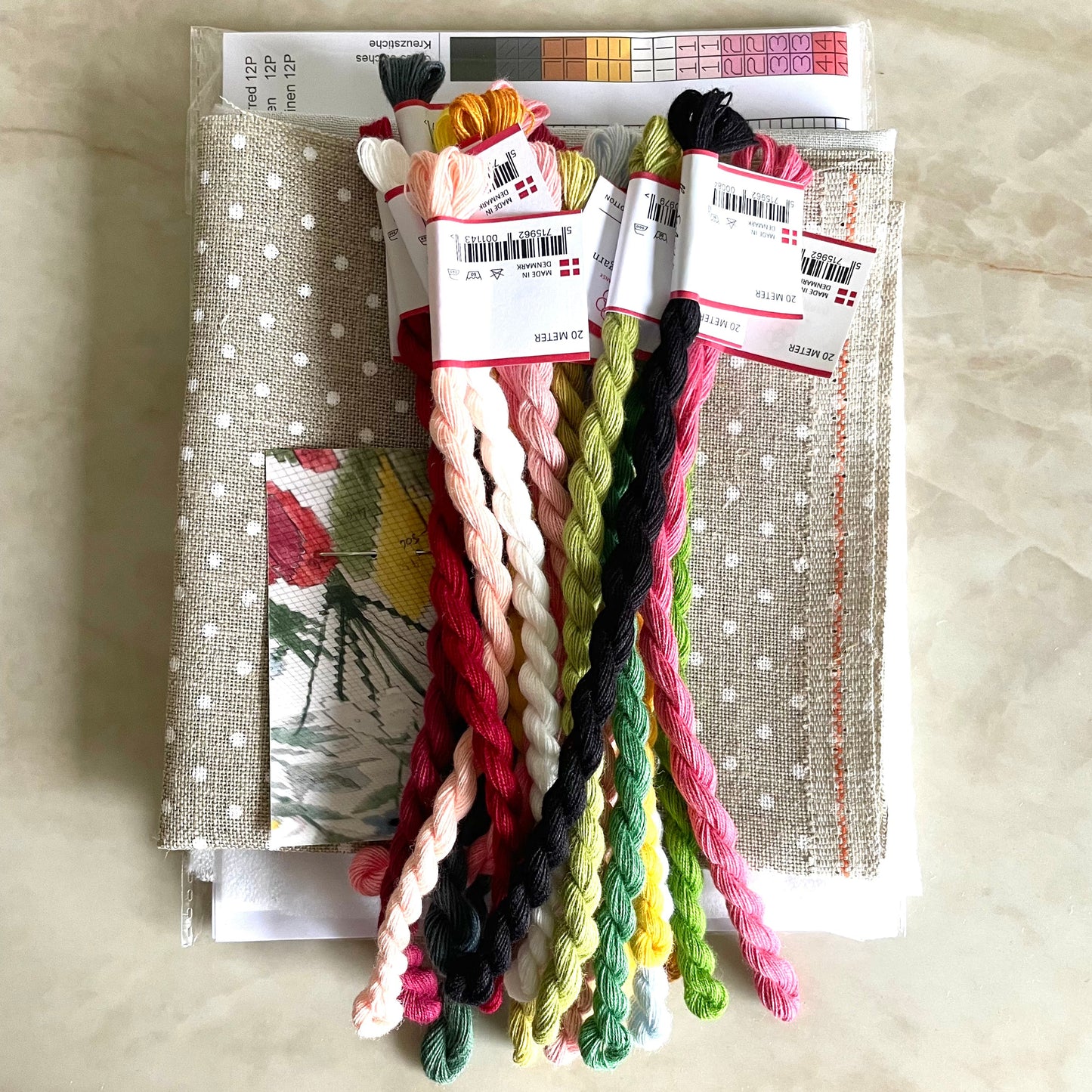 Stokrose kit med lin, garn og oppskrift