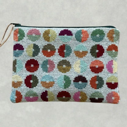Tosca clutch med hvit bakgrunn og runde felt i Pick 'n Mix farger