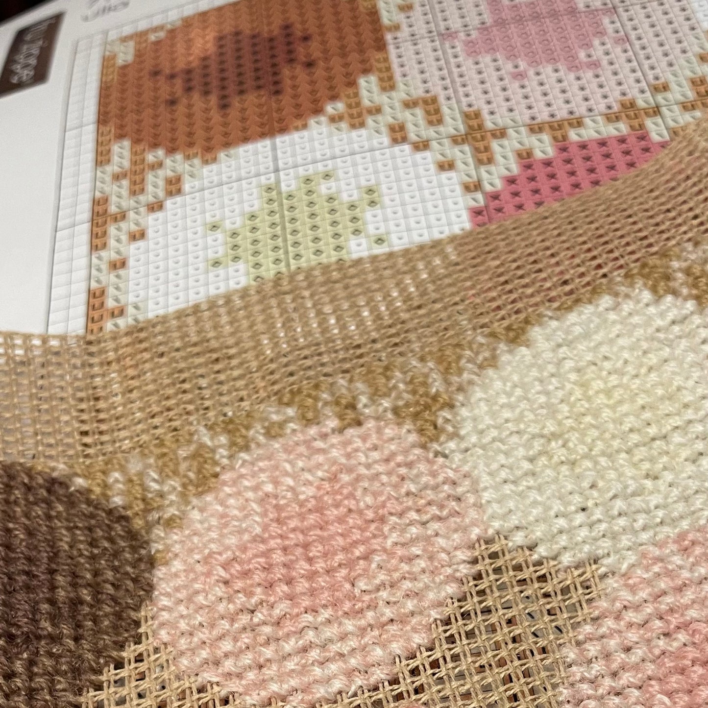 Closeup av Ulla broderi med mønster
