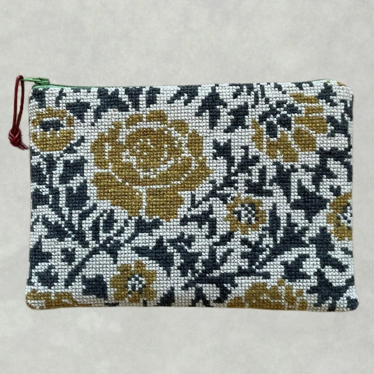 Brodert clutch i nydelig vildrosemønster, sort, gull og ecru