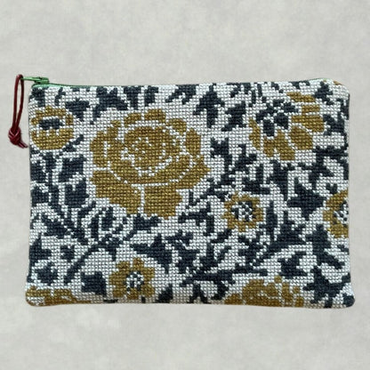 Brodert clutch i nydelig vildrosemønster, sort, gull og ecru