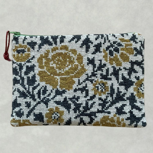 Brodert clutch i nydelig vildrosemønster, sort, gull og ecru