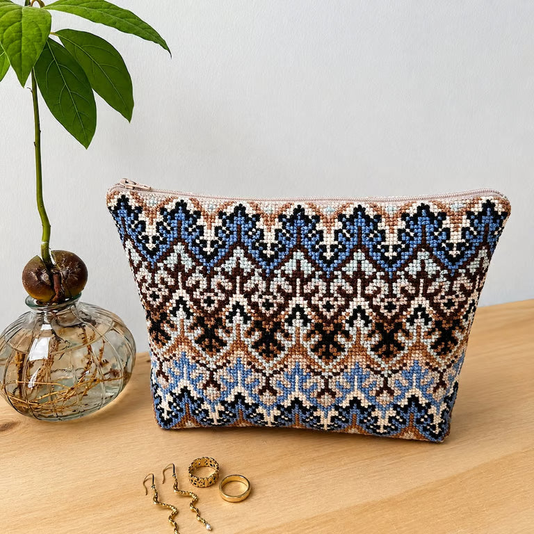 Blå flora clutch med bunn - Broderikit i korssting