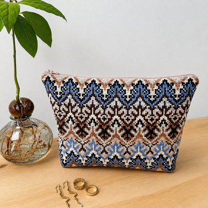 Blå flora clutch med bunn - Broderikit i korssting