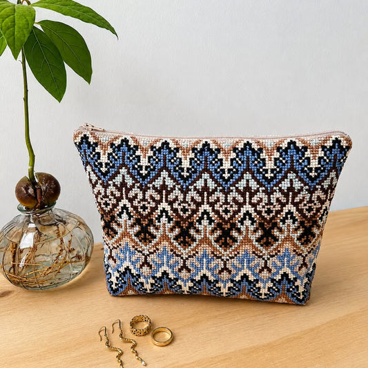 Blå flora clutch med bunn - Broderikit i korssting