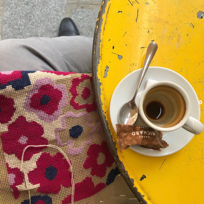 Franske anemoner broderes med en kopp kaffe ved siden av