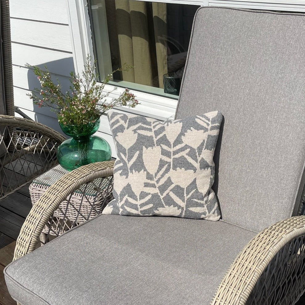 fynsk forår ferdig i stol på terrasse