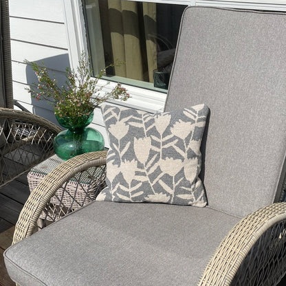 fynsk forår ferdig i stol på terrasse