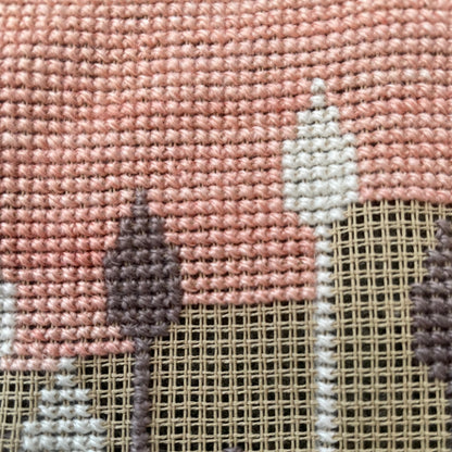 Nærbilde av Græsser clutch broderi i korssting