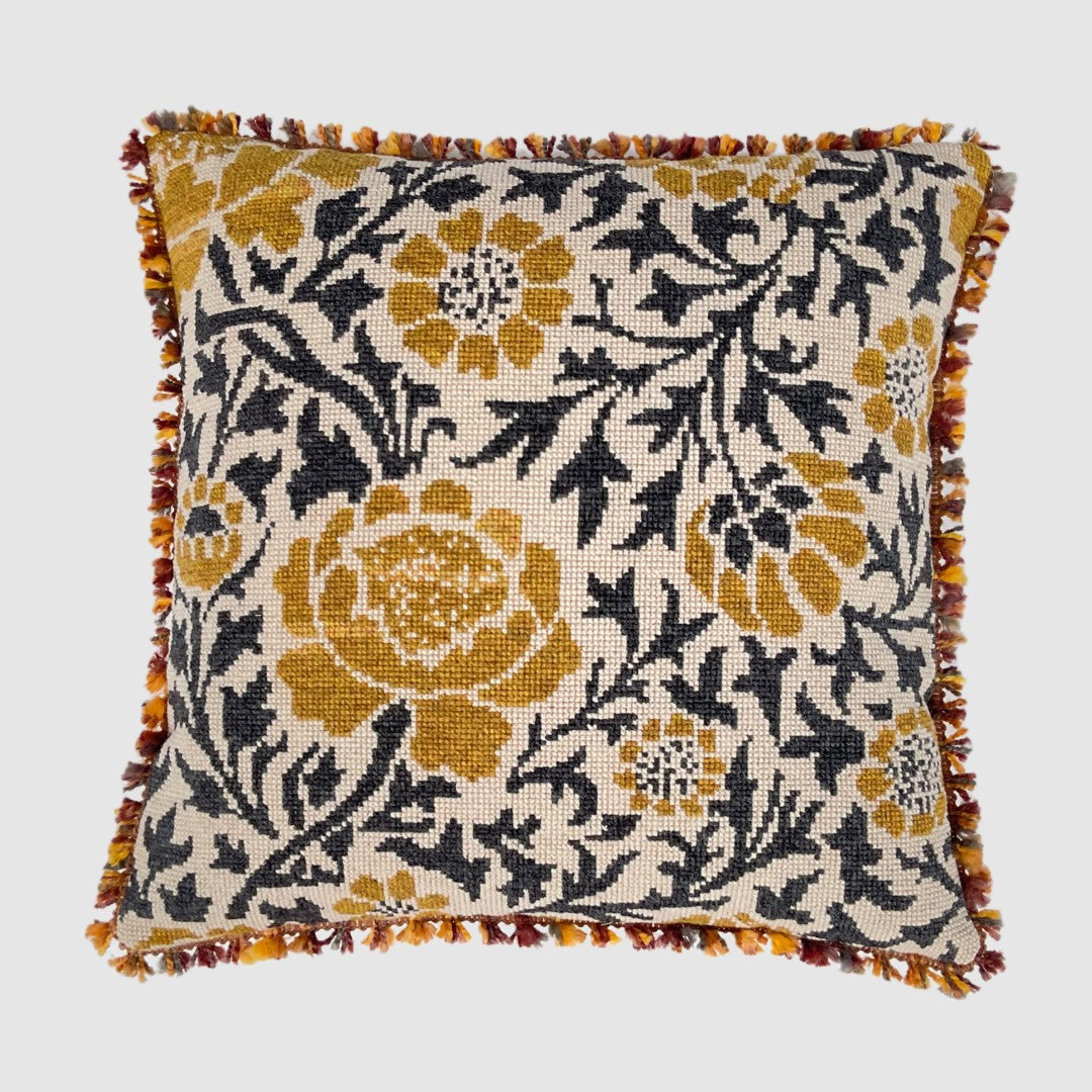 Ferdig brodert Hybenrose pute. Rose mønster i gull, mørk grå og hvit/ecru