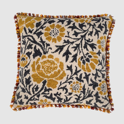 Ferdig brodert Hybenrose pute. Rose mønster i gull, mørk grå og hvit/ecru