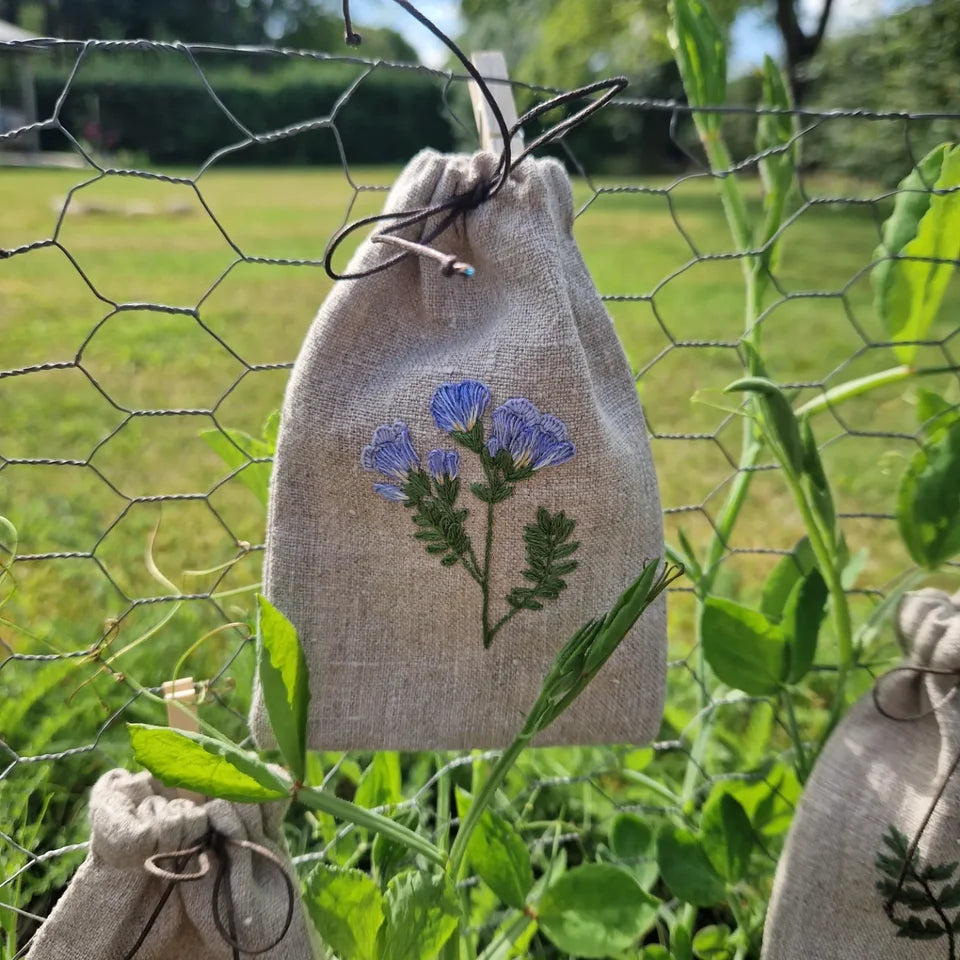Jakobsstige brodert pung i lin