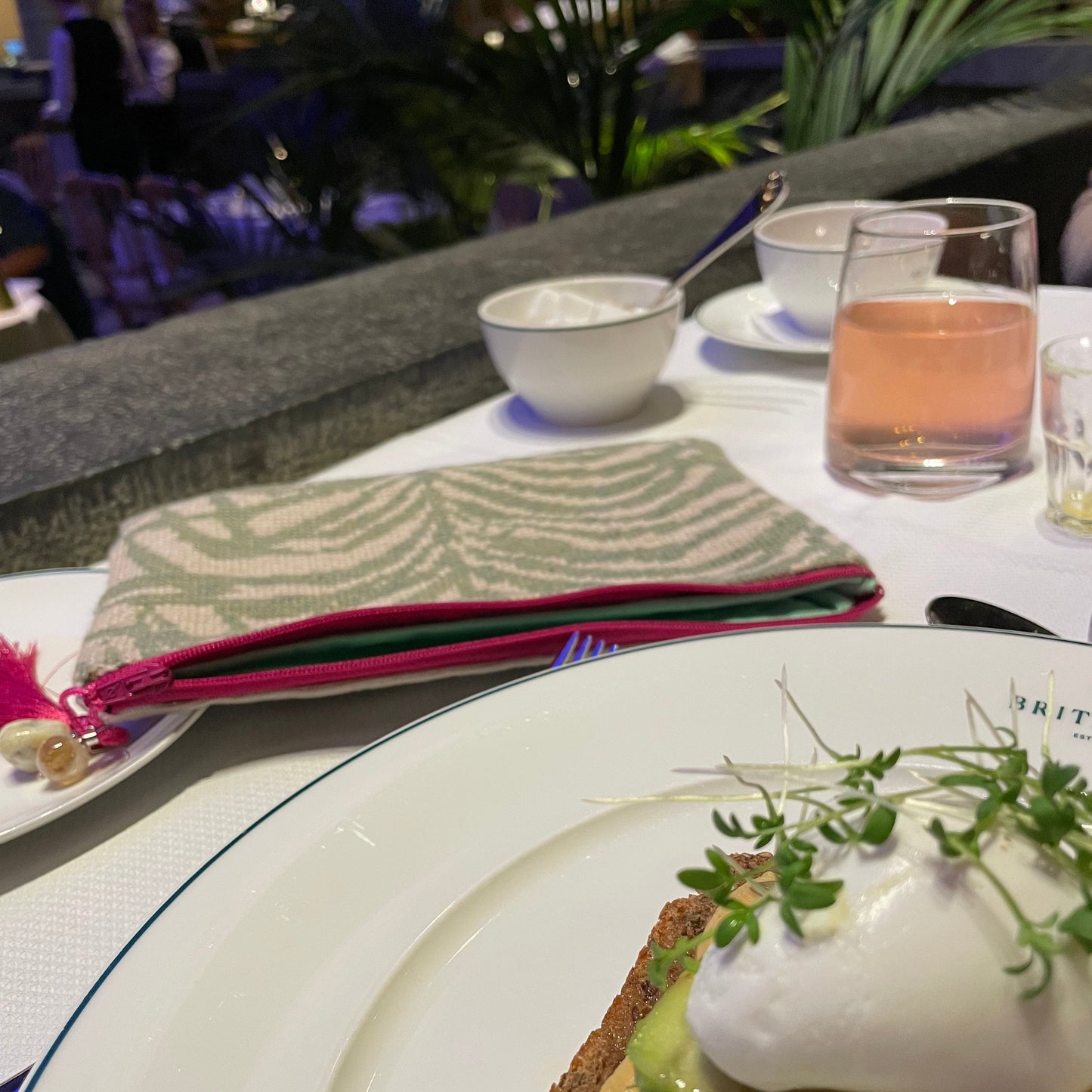 Jungle i bruk liggende på et frokostbord
