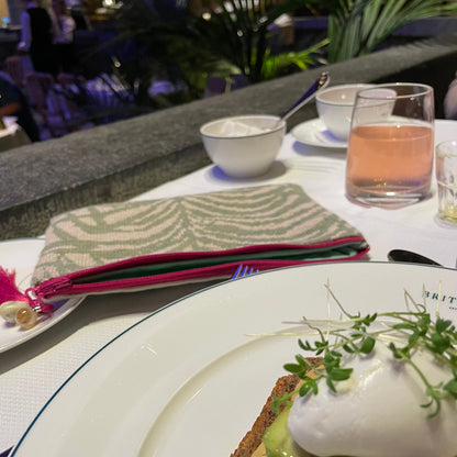 Jungle i bruk liggende på et frokostbord