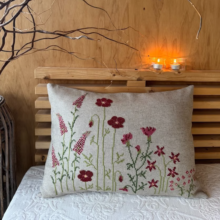 Ferdig brodert red flower pute i milø